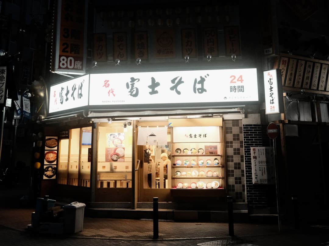 三大股指开盘涨跌不一 沪指低开0.11%